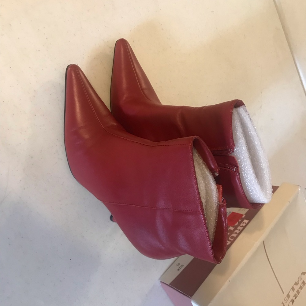 Bruno Valenti sexy red boots - Picture 2 of 3